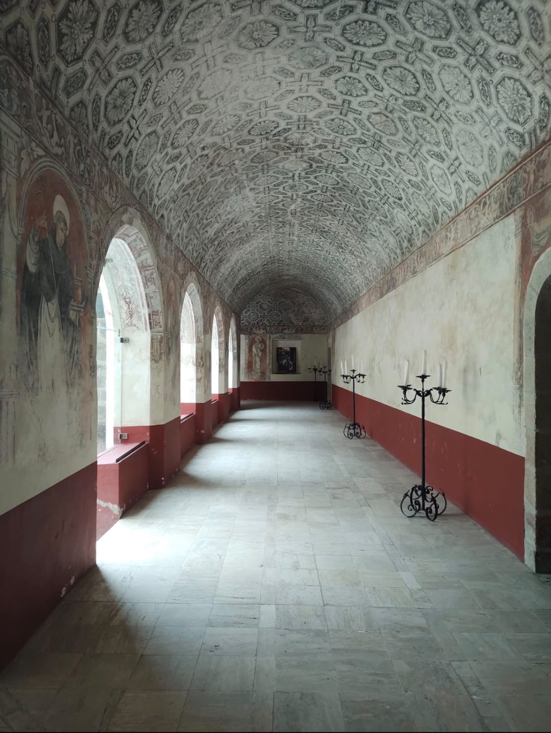 Frescos de los Apóstoles y santos dominicos en el claustro bajo